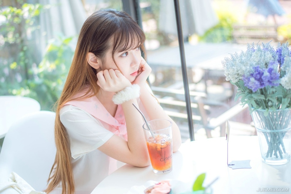“多谢将军好意。”刘璋点点头，其实也没什么好收拾的，之前收拢的财富他是不能带走的，也只有招呼了家人妻子，便要上路。